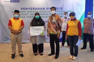 Keluarga Nakes Terima Santunan BP Jamsostek