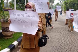 Sedih, Ribuan Guru Honorer Belum Terima Gaji