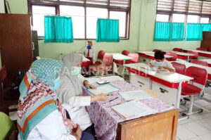 Gawai Rusak, Siswa US Luring