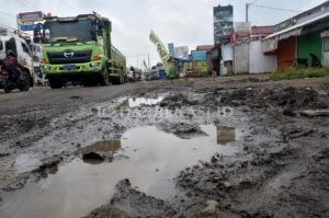 Warga Kesal, Jalan Serang Baru Tak Kunjung Diperbaiki