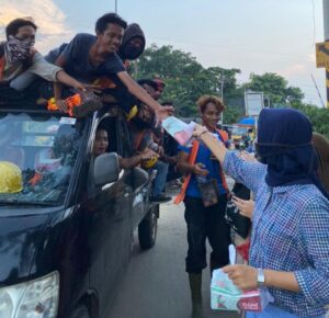 Rayakan Kelulusan, Siswa SMAN 1 Bagikan Takjil