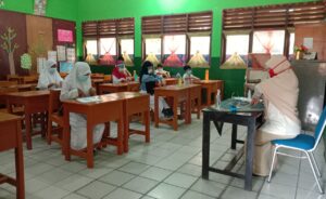 Guru Edukasi Siswa tentang Covid-19 Terus-menerus