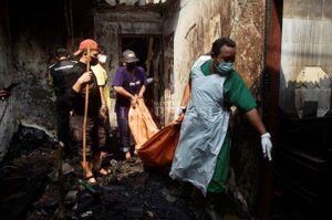 Pasutri Terpanggang Sambil Berpelukan