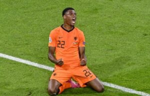 Belanda Menang Dramatis