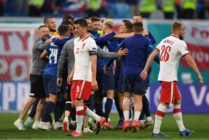 Gol Bunuh Diri dan Kartu Merah Bikin Polandia Kalah