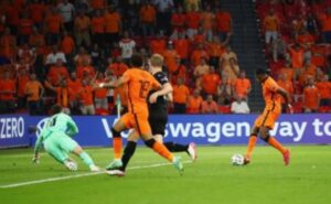 Depay dan Dumfries Bawa Belanda Melaju 16  Besar