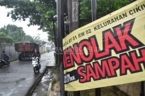 Tolak Akses Truk Sampah