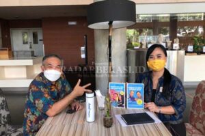 Regional CEO Mandiri Region XI Bali dan Nusa Tenggara Kagumi dan Memesan Buku Trilogi The Power of Silaturahim