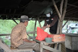 Motoran ke Bekasi, Kang Emil Berikan Bantuan ke Warga⁣ ⁣