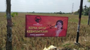 Puan Nyebar Spanduk di Kabupaten