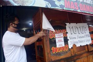 Pedagang Bakso Pasang Bendera Putih Tanda Menyerah
