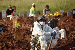 Petugas Pemakaman Covid-19 Terima Bantuan