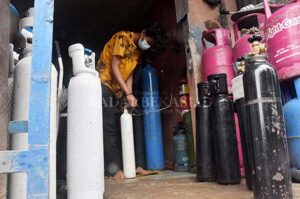 Warga Harus Antri, Cari dari Pagi Baru Dapat Siang