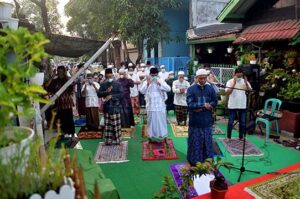 Warga Mangunjaya Salat Id di Jalan