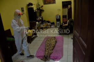 Foto: Penjemputan hingga Penguburan Jenazah Covid-19