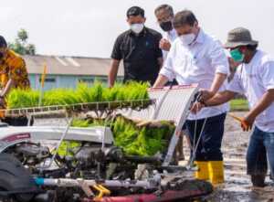 Dukung Smart Farming Petani Milenial, Airlangga Ikut Bajak Sawah