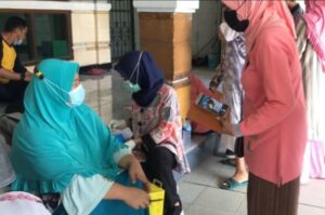 Warga Jati Cempaka Antusias Dapatkan Vaksinasi Keliling