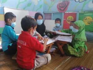 TBM Rumah Warna di Kampung Penombo, Bukan Sekadar Taman Baca