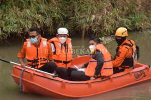 Pantau Sampah, Pj Bupati Susuri Kali Cikarang