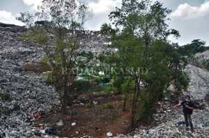 Ratusan Makam Terkubur Sampah