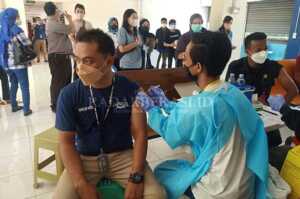 Ratusan Penghuni  Apartemen Center Point Divaksinasi