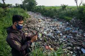 Sampah Rumah Tangga Tutupi Permukaan Air Kali Busa