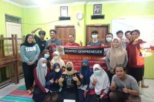 Terjun KKN, Mahasiswa FKSB Unisma Bekali Pemuda Sukasari Keterampilan Desain