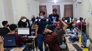 Polisi Gerebek Kantor Pinjol Ilegal di Jakarta Barat