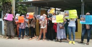 Ibu-Ibu Sukawangi Korban Arisan Online Geruduk Rumah Bu Guru