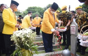 Ziarah Makam TMP Kalibata, Airlangga Hartarto Ajak Kader Mengenang Jasa Pahlawan