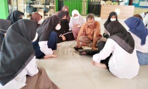 PKM Dosen Ubhara Jaya Beri Pelatihan Desain Grafis