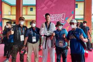 Nicholas Sabet Medali Emas