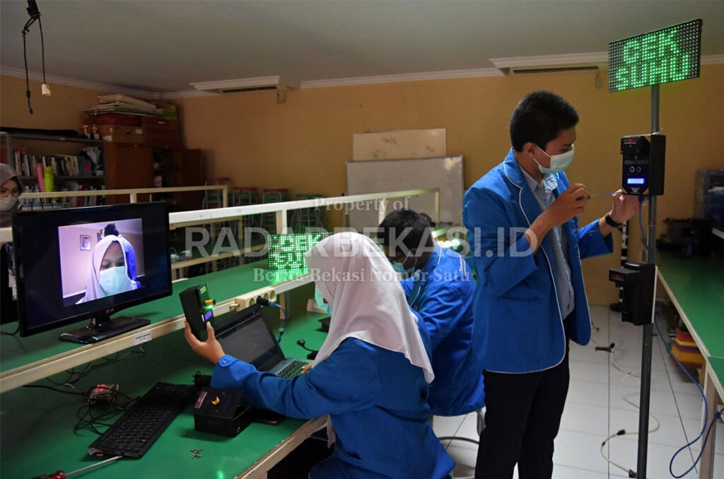 Siswa Buat Alat Pengukur Suhu Tubuh