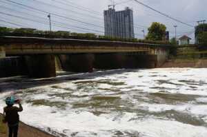 Usut Pencemaran Kali Bekasi