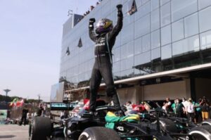 Start dari Posisi Buncit, Hamilton Menangi GP Brasil