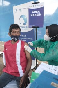 Danone Indonesia Buka Sentra Vaksinasi Bagi Pemulung dan Pengepul di TPA Sumur Batu