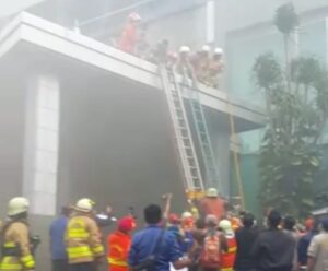 Satu Tewas dalam Kebakaran di Gedung Cyber Jaksel