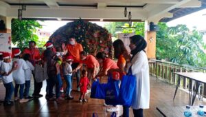 WOM Finance Bagikan Kado Natal ke Anak Disabilitas