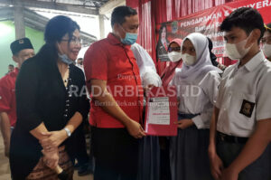 Dewan PDIP Serahkan Bantuan PIP kepada Ratusan Pelajar