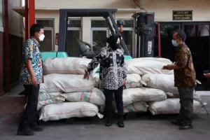 Risma Gercep, Kirim Bantuan Korban Gempa NTT dari Gudang di Kota Bekasi