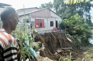 Banjir, 10 Rumah Tergerus Air