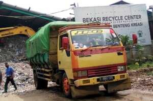 Izin Bank Sampah di Cikbar Kembali Persoalkan