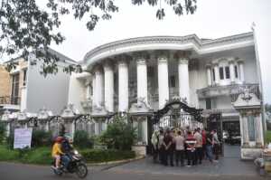 Pemilik Lama Ngotot Bertahan di Dalam