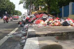 Sampah Tercecer di Jalan Nasional