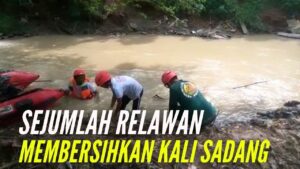 Relawan Bersihkan Kali Sadang