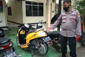 Kepergok Curi Motor, Pelaku Bonyok Dipukuli Warga