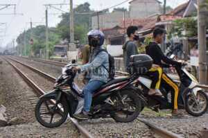 PT KAI Tutup Empat Perlintasan Liar di Cikarang