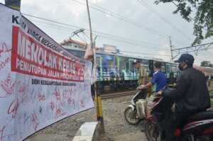 Perlintasan KA Ditutup, Warga Protes
