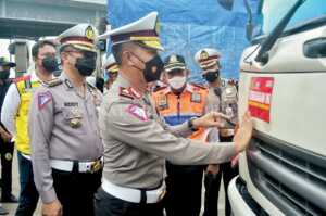 Polisi Tilang dan Turunkan Muatan Truk Overload