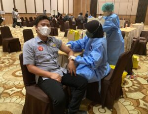 Hotel Santika Mega City Bekasi Gelar Vaksinasi Booster bagi Karyawan